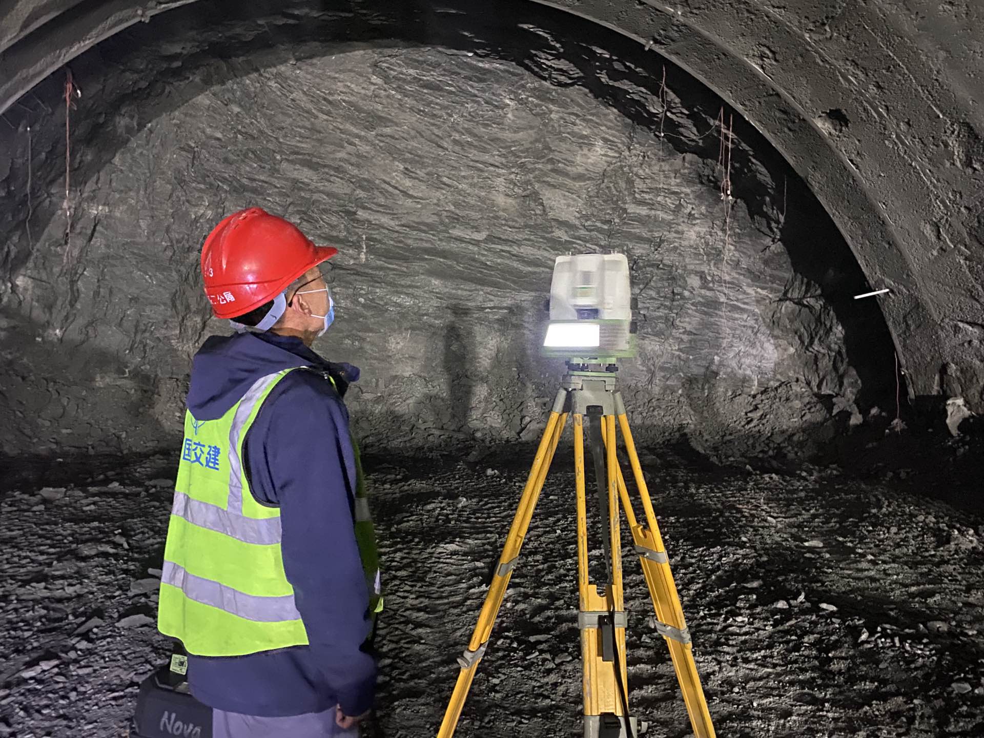 徠卡全站儀測量隧道.jpg