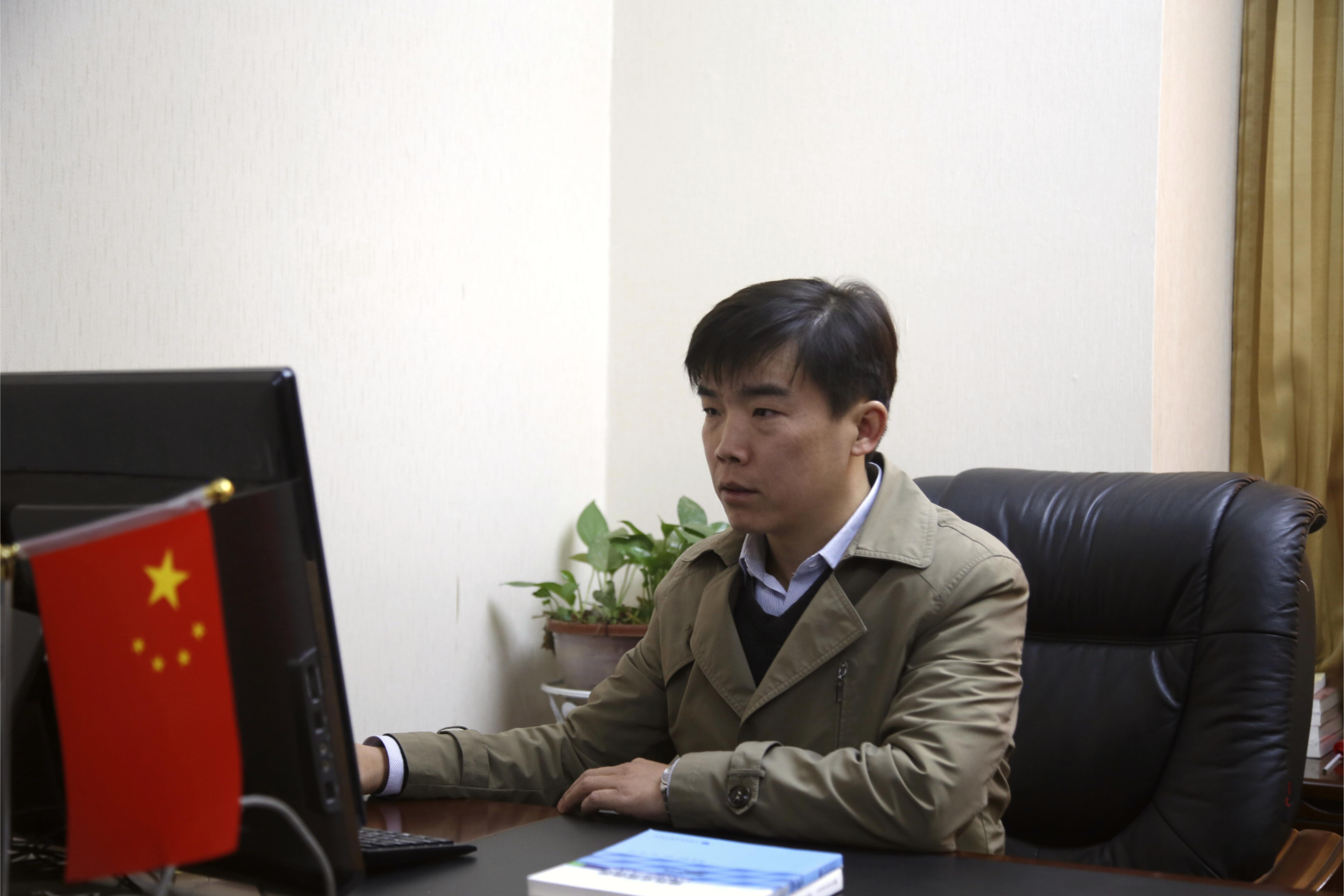 工作照(1).JPG 工作照(1).JPG