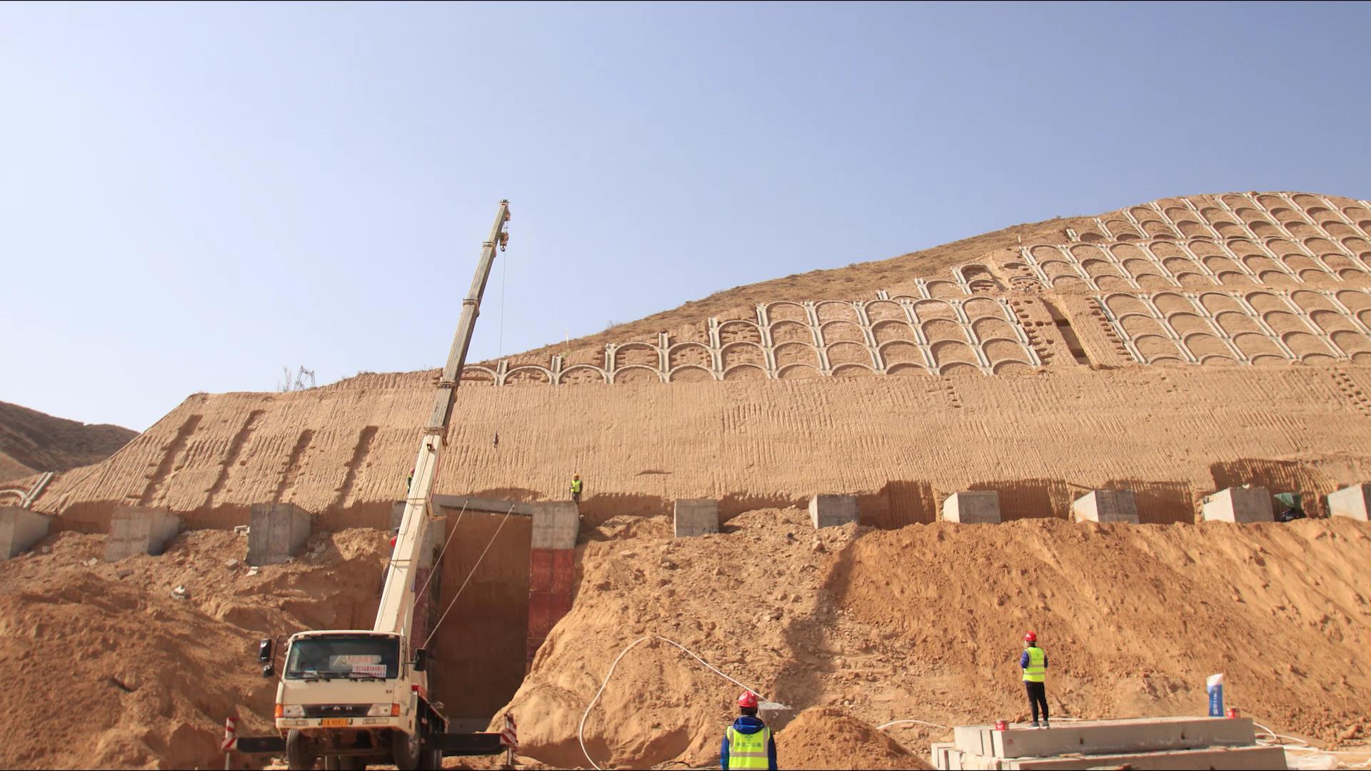 安裝擋土板.jpg 安裝擋土板.jpg