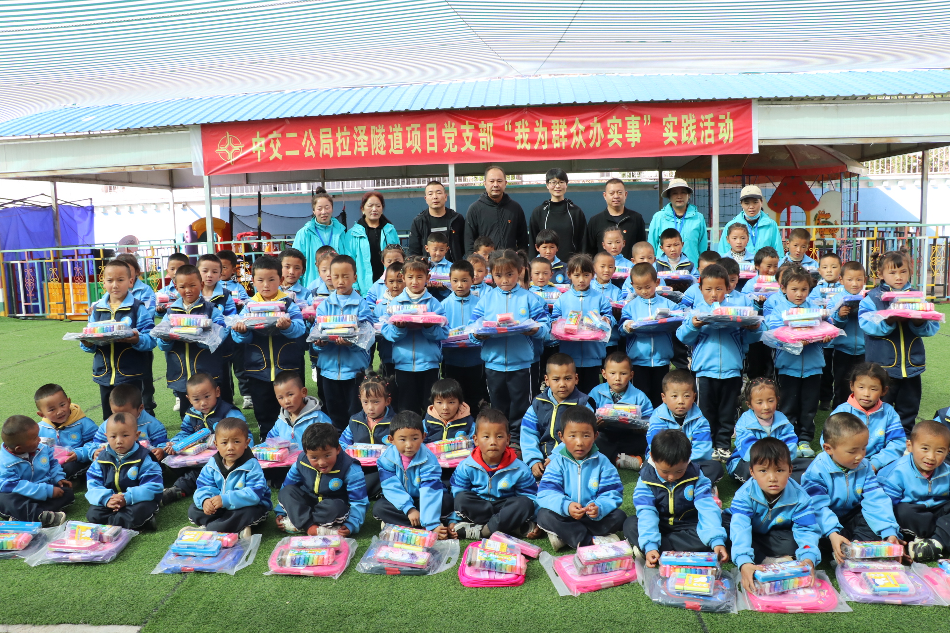 與孩子們合影 (2).JPG 與孩子們合影 (2).JPG