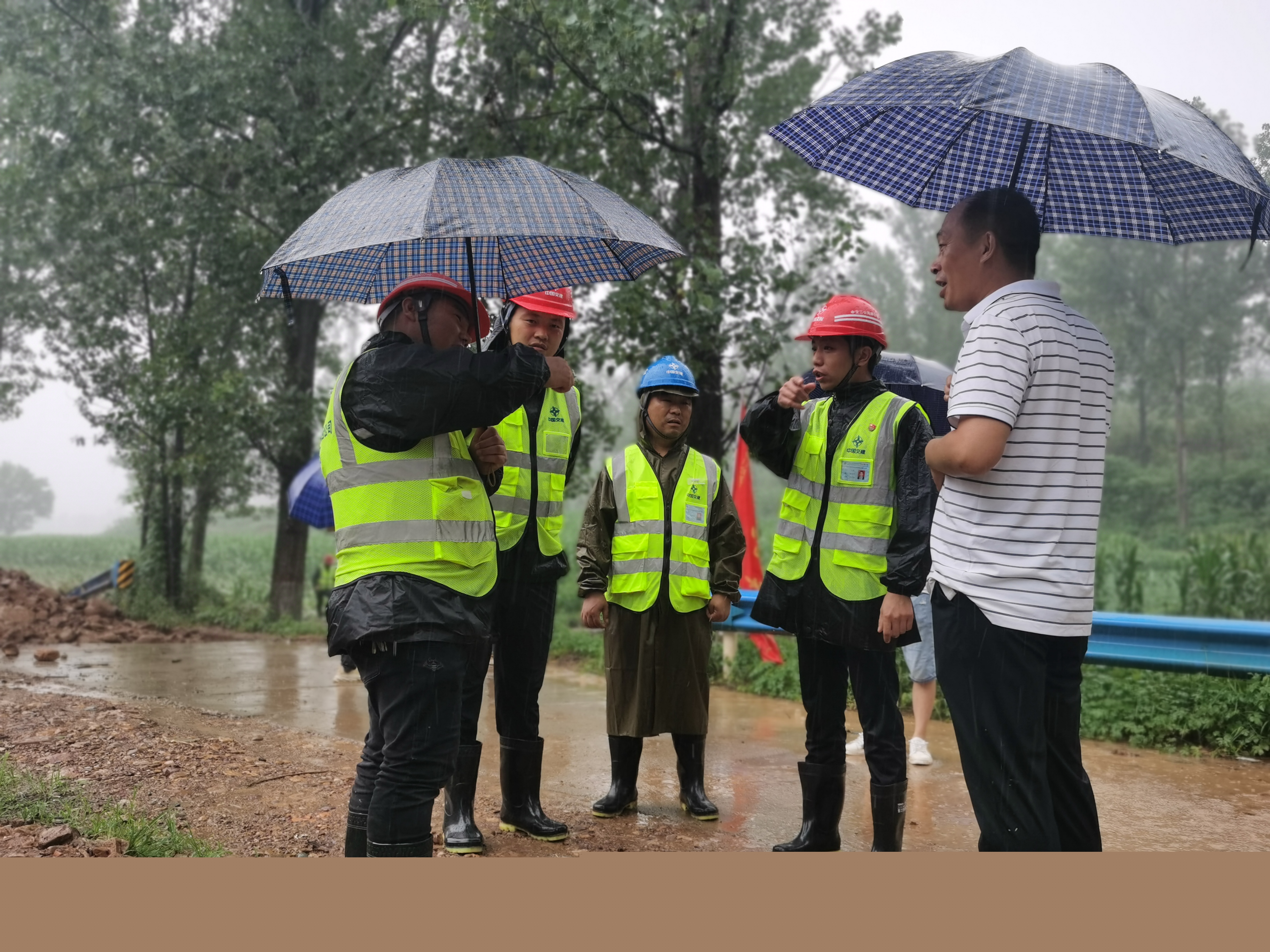 二廣改擴(kuò)建一分部項目奔赴伊川開展抗洪搶險工作照片 (2).jpg 二廣改擴(kuò)建一分部項目奔赴伊川開展抗洪搶險工作照片 (2).jpg