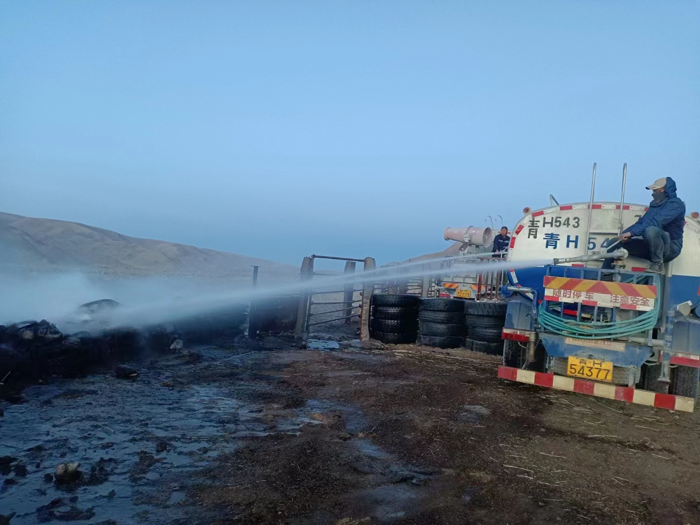 現(xiàn)場滅火照片.jpg 現(xiàn)場滅火照片.jpg