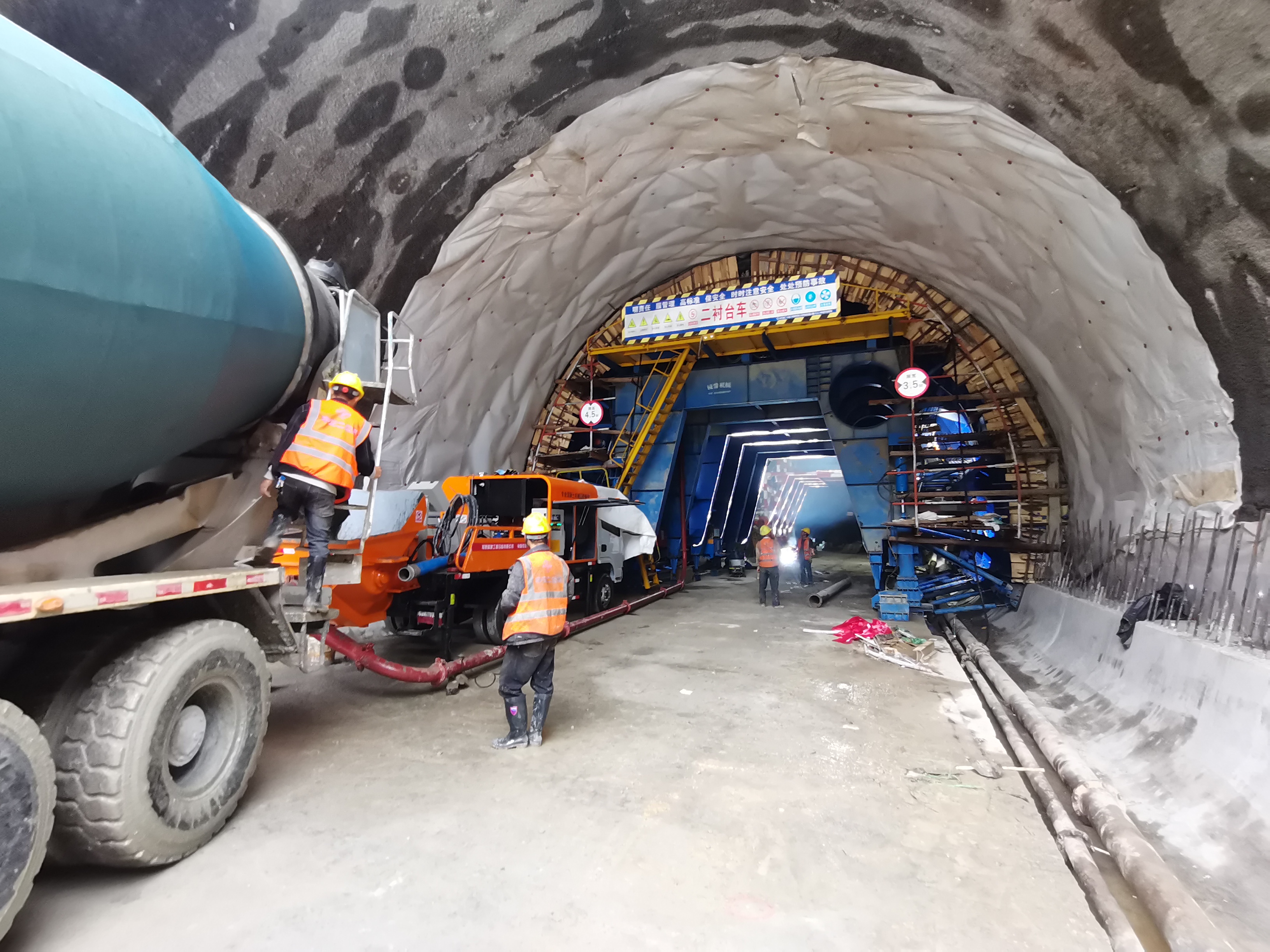 樓門隧道首模二襯.jpg 樓門隧道首模二襯.jpg