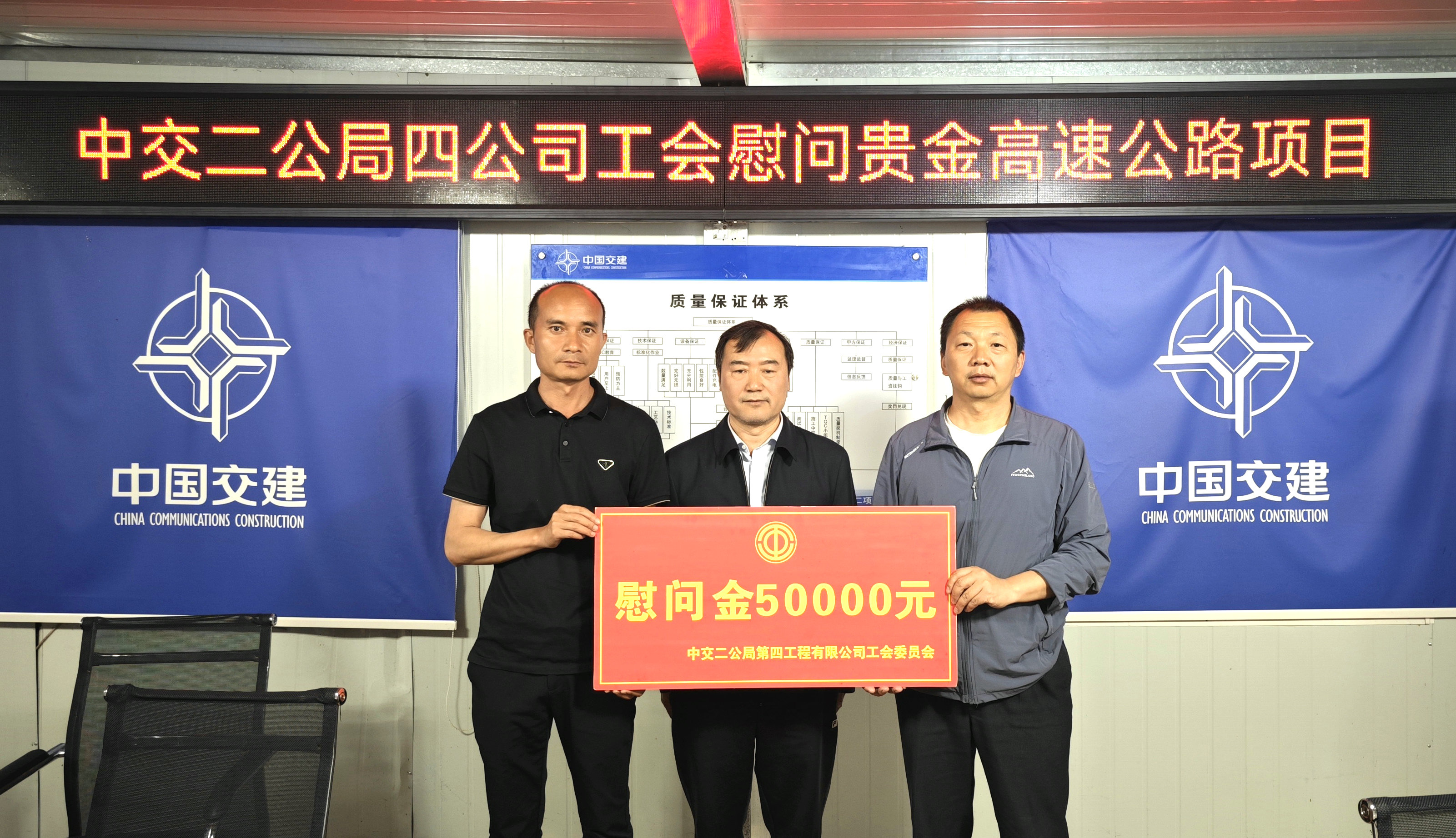 發(fā)放慰問_副本.jpg 發(fā)放慰問_副本.jpg