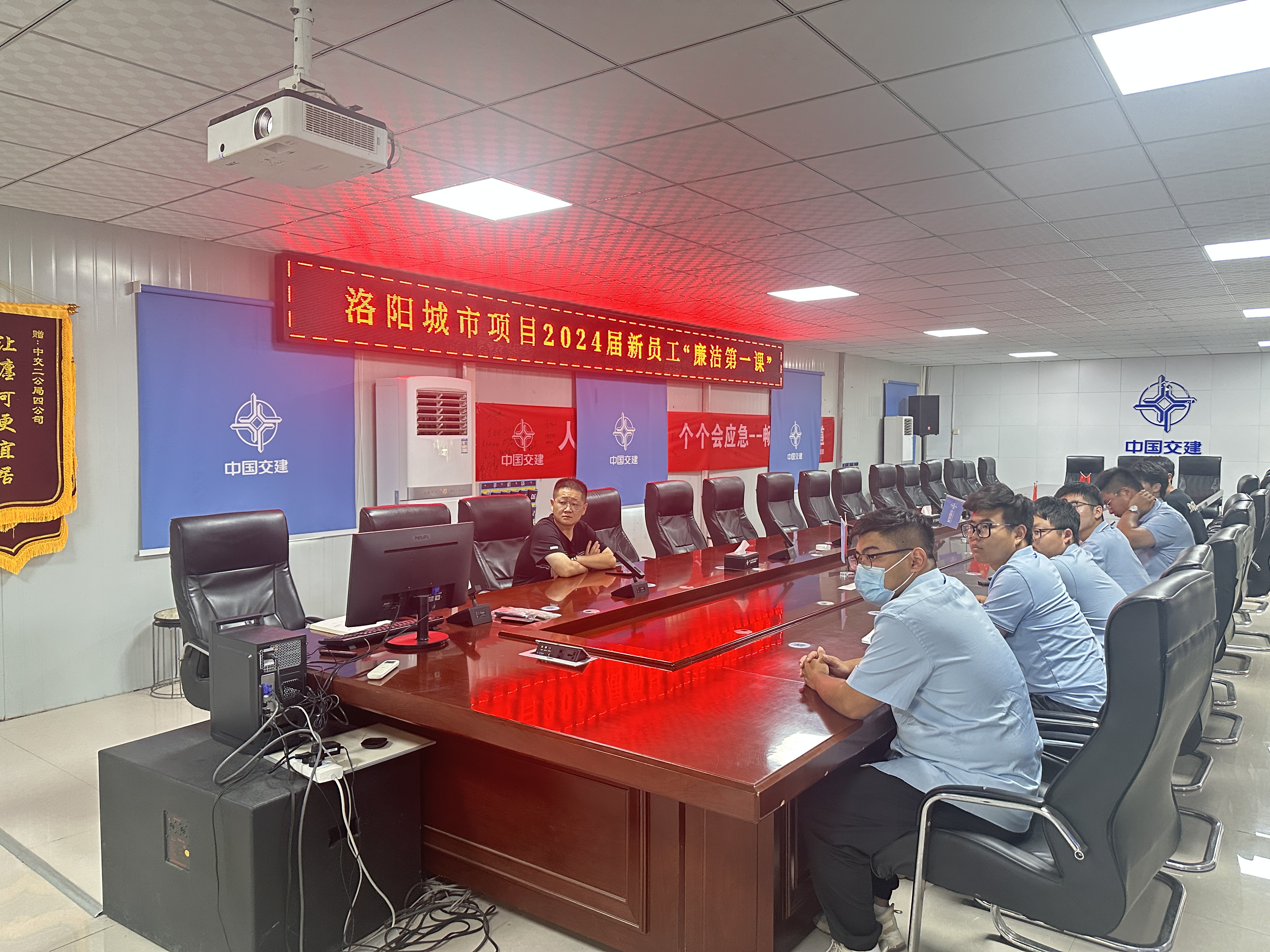 書記給新員工講廉潔第一課.jpg 書記給新員工講廉潔第一課.jpg