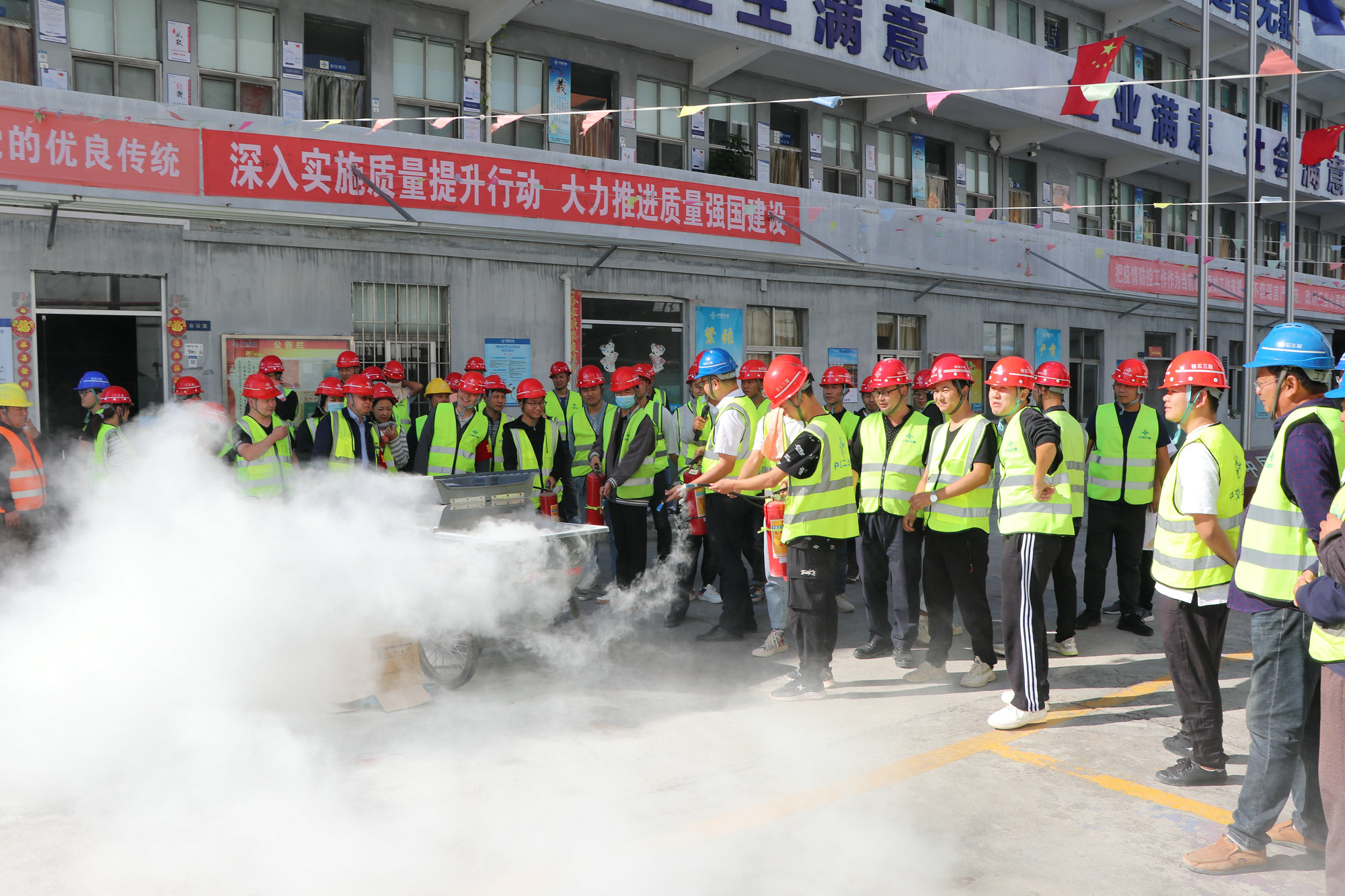 深圳鐵石三期一工區(qū)開展消防應急演練(定稿).jpg 深圳鐵石三期一工區(qū)開展消防應急演練(定稿).jpg